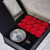 گل معطر و گردنبند عشق
