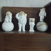 4 عدد مجسمه فضانورد