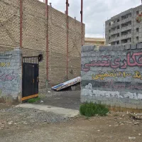 اجاره یک ملک دارای یک حیاط با دو دهنه مغازه