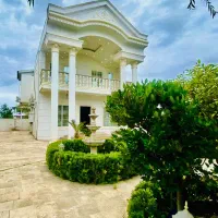 ویلا-دوبلکس-سفید-حیاط-سلطنتی-سرسبز