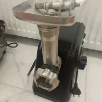 یک عدد چرخ گوشت نیاز به تعمیر و یک عدد سبزی خرد کن