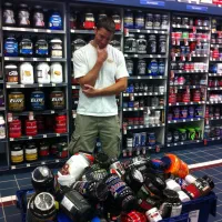 فروشنده مکمل ورزشی در داروخانه