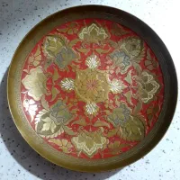 بشقاب برنجی و ساعت قدمتدار