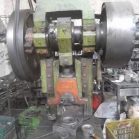 کارگر پرس کار (با خانه برای زندگیش با خانوادش)