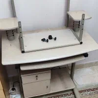 میز تحریر و کامپیوتر