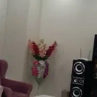 گل مصنوعی به همراه گلدان