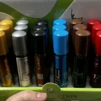 فروشنده بساط  ادکلن جلوی مغازه خانوم و اقا