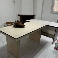 فروش ۲عدد میز اداری و بهمراه یک میز کنفرانس