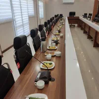 اجاره ساعتی سالن کنفرانس و جلسات|اجارهٔ کوتاه‌مدت دفتر کار و فضای آموزشی|قم, خداکرم|دیوار