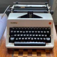 ماشین تحریر(تایپ) انگلیسی Olympia آلمان بکر و تمیز