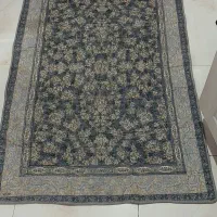 یک فرش نمدی مدل افشان رنگ طوسی روشن و تیره