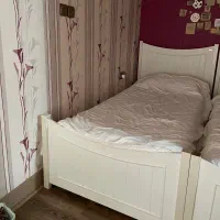 دو عدد تخت یکنفره ، میز ارایش ، پاتختی