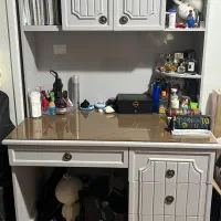 میز تحریر و کامپیوتر