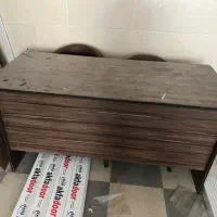 میز و صندلی و کتابخانه