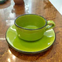 زیر سیگاری رنگی و فتجان قهوه خوری