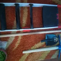 یه عدد کلنگ و پله و بیل نو نو