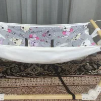 گهواره نوزاد با پشه بند و قنداق سوئیسی