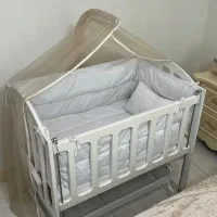 تخت کنار مادر