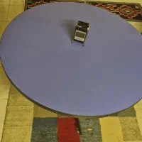 میز گرد آبی رنگ باپایه مشکی