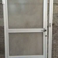 درب و پنجره آلومینیوم تمیز و سالم در حد نو با شیشه