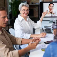 کارمند تولید محتوا و موبایل‌گرافی