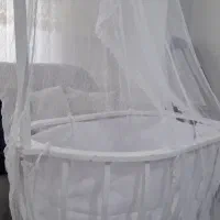 گهواره و تخت کنار مادر