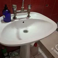 روشویی بزرگ و سالم همراه با پایه و شیر