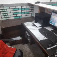 میز وپیشخوان ودو عدد صندلی درحد نو
