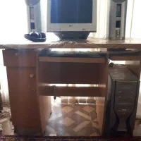 کامپیوتر و میز با باند اسپیکر