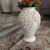 گلدون با گل ای برجسته رز