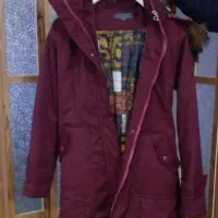 کاپشن زرشکی رنگ تمیز و سالم کم استفاده