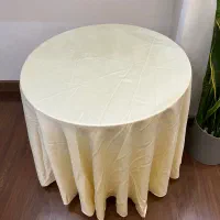 میز چوبی گرد نو با رومیزی