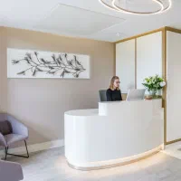 منشی مطب پزشک