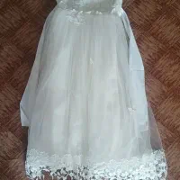 لباس عروس و یک جفت کفش