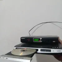 یک عدد آکواریوم به همراه یک DVD و دیجیتال|ماهی|دورود, |دیوار