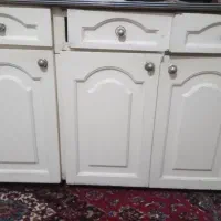 یک عدد کابینت سه درب سه کشو