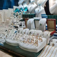 فروشنده خانم جهت کار در طلا فروشی