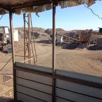 کارگرساده آچاربه دست بعنوان اپراتوردستگاه. ناب ارش