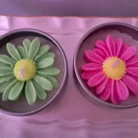 شمع گل بابونه در قوطی های فلزی ۶ سانت