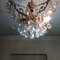 دوعدد لوستر با کریستال‌های خارجی