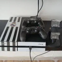 کنسول ps4 به همراه دو دسته