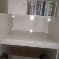 میز مطالعه پانسیونی دارای قفسه