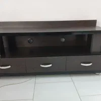 میز زیر تلویزیون mdf سالم. دارای ۳ کشو