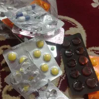 مقداری دارو ولباس در ماشین جا مانده