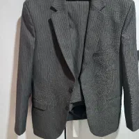 کت و شلوار  مردانه. رنگ تغریبا مشکی