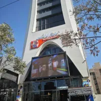 فروشنده خانم و آقا جوان