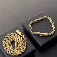 دستبند و گردنبند کاملا نو و اکبند و زیبا