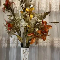 گلدان وگل مصنویی