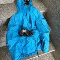 کاپشن و عینک اسکی