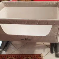 تخت کنار مادر مارک جیکل